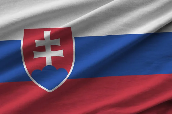 Slovenská Vlajka Velkými Záhyby Vlnícími Zblízka Pod Studiovým Světlem Uvnitř — Stock fotografie