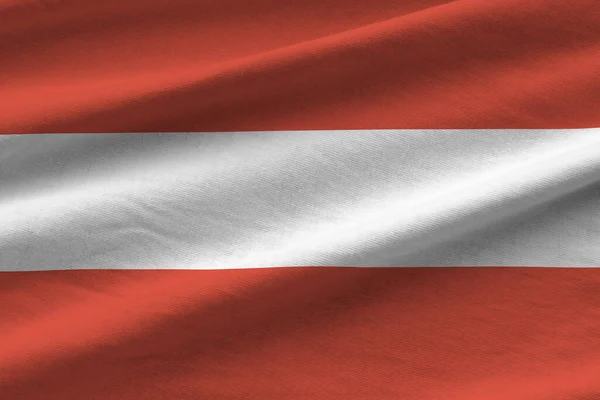 スタジオライトの下で大きな折り目の付いたオーストリアの旗が屋内で手を振っています ファブリックバナーの公式シンボルと色 — ストック写真