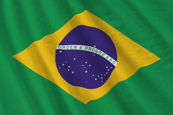 スタジオの照明の下で近くに手を振る大きな折り目のブラジルの旗室内 ファブリックバナーの公式シンボルと色 — ストック写真