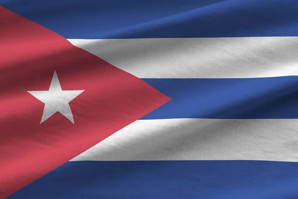 スタジオライトの下に大きな折り目の付いたキューバの旗が屋内で手を振っている ファブリックバナーの公式シンボルと色 — ストック写真
