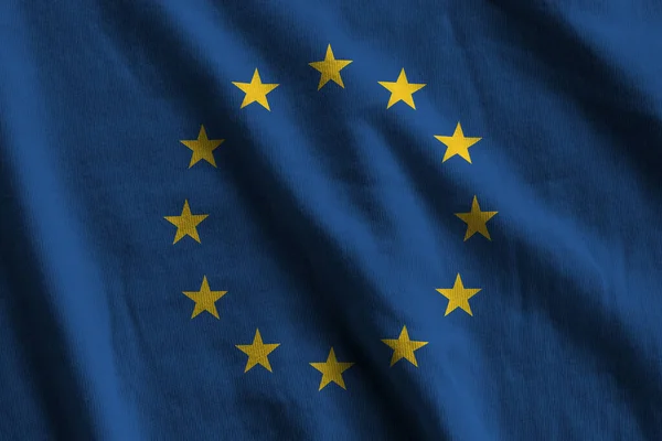 Bandiera Unione Europea Con Grandi Pieghe Sventolando Vicino Sotto Luce — Foto Stock