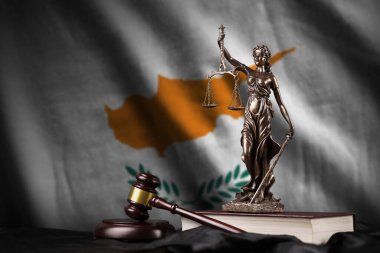 Kıbrıs bayrağı, kadın adaleti heykeli, anayasa ve siyah kumaş üzerine hakim çekici. Hüküm ve ceza kavramı