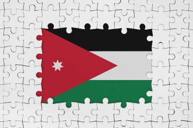 Eksik merkezi parçaları olan beyaz yapboz parçaları çerçevesinde Jordan bayrağı