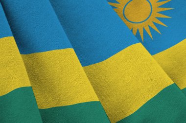 Ruanda bayrağı, büyük kıvrımlar sallanıyor stüdyo ışıklarının altında. Resmi semboller ve renkler kumaş pankartıyla