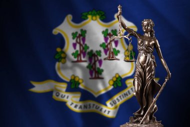 Connecticut Birleşik Devletleri bayrağı. Karanlık odada adalet heykeli ve adalet terazisi var. Yargı ve ceza kavramı, jüri konuları için geçmiş