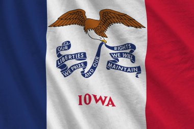 Iowa ABD bayrağı. Stüdyo ışıklarının altında büyük kıvrımlar sallanıyor. Resmi semboller ve renkler kumaş pankartıyla
