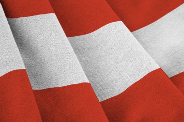 Büyük kıvrımlı Avusturya bayrağı stüdyo ışıklarının altında sallanıyor. Resmi semboller ve renkler kumaş pankartıyla