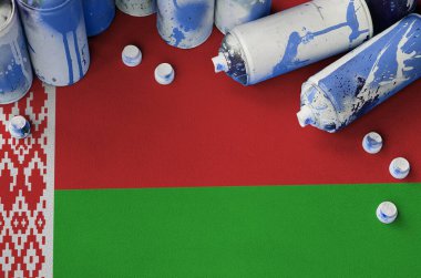 Beyaz bayrak ve birkaç kullanılmış sprey sprey boya kutusu. Sokak sanatı kültürü kavramı, vandalizm sorunları