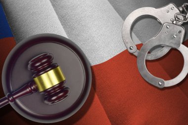 Karanlık odada yargıç tokmağı ve kelepçeli Şili bayrağı. Suç ve ceza kavramı, suçlu konular için geçmiş