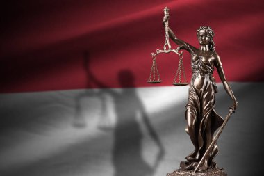 Endonezya bayrağı ve karanlık odada adalet heykeli ve yargı terazisi. Yargı ve ceza kavramı, jüri konuları için geçmiş