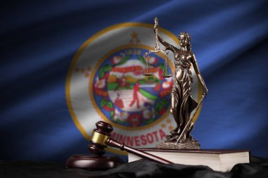 Minnesota Amerikan bayrağı. Kadın adalet heykeli, anayasa ve yargıç çekiciyle siyah örtülü. Hüküm ve ceza kavramı