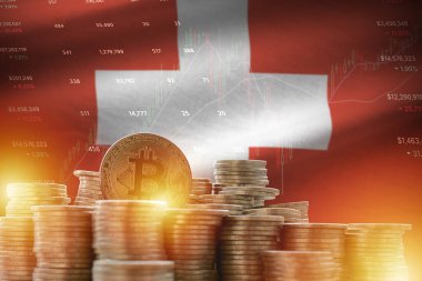 İsviçre bayrağı ve büyük miktarda altın Bitcoin sikkeleri ve ticaret platformu şeması. Kripto para birimi kavramı