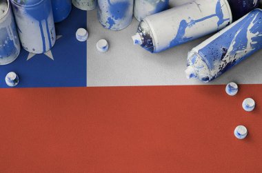 Şili bayrağı ve birkaç kullanılmış sprey boya kutusu. Sokak sanatı kültürü kavramı, vandalizm sorunları