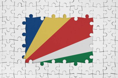 Eksik merkezi parçaları olan beyaz yapboz parçaları çerçevesinde Seyşeller bayrağı