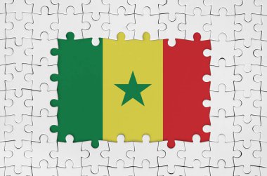 Eksik merkezi parçaları olan beyaz yapboz parçaları çerçevesinde Senegal bayrağı
