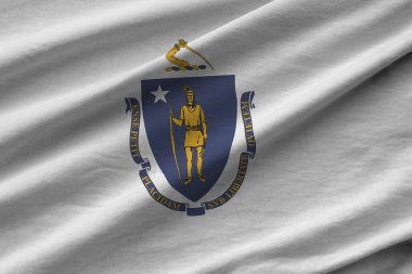 Massachusetts eyalet bayrağı. Stüdyo ışıklarının altında büyük kıvrımlar sallanıyor. Resmi semboller ve renkler kumaş pankartıyla