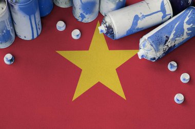Vietnam bayrağı ve birkaç kullanılmış sprey sprey boya kutusu. Sokak sanatı kültürü kavramı, vandalizm sorunları