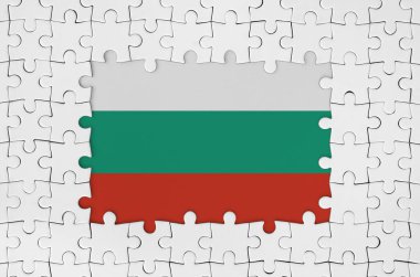 Bulgaristan, eksik merkez parçaları olan beyaz yapboz parçaları çerçevesinde bayrak salladı