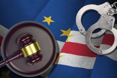 Karanlık odada yargıç tokmağı ve kelepçeli Cabo Verde bayrağı. Suç ve ceza kavramı, suçlu konular için geçmiş