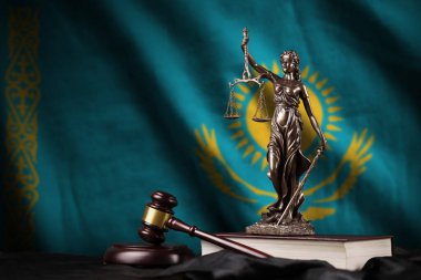 Kazakistan bayrağı, adalet heykeli, anayasa ve yargıç çekiciyle siyah örtülü. Hüküm ve ceza kavramı