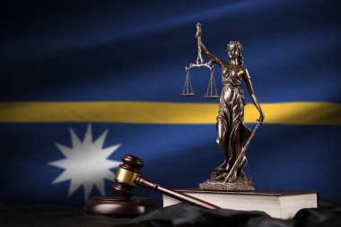 Nauru bayrağı, adalet heykeli, anayasa ve siyah kumaş üzerinde yargıç çekici. Hüküm ve ceza kavramı