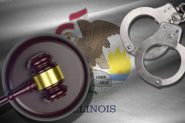 Illinois eyalet bayrağı, yargıç tokmağı ve kelepçeli karanlık odada. Suç ve ceza kavramı, suçlu konular için geçmiş