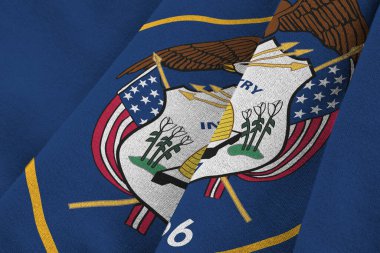 Utah Birleşik Devletler bayrağı. Stüdyonun ışıkları altında büyük kıvrımlar sallanıyor. Resmi semboller ve renkler kumaş pankartıyla