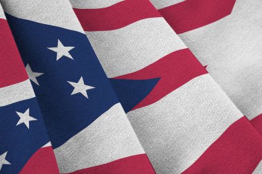 Ohio eyaleti bayrağı. Stüdyo ışıklarının altında büyük kıvrımlar sallanıyor. Resmi semboller ve renkler kumaş pankartıyla