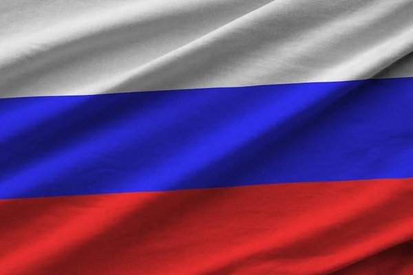 スタジオの光の下で屋内で近くに手を振って大きな折り目を持つロシアの旗 ファブリックバナーの公式シンボルと色 — ストック写真