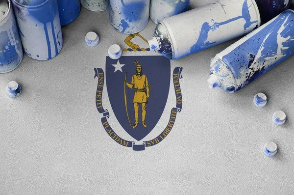 Die Flagge Des Bundesstaates Massachusetts Und Nur Wenige Benutzten Spraydosen — Stockfoto