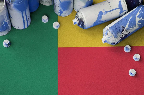 Benin Flagge Und Nur Wenige Benutzten Spraydosen Für Graffiti Malerei — Stockfoto