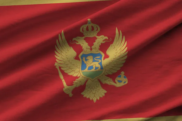 Montenegro Bandiera Con Grandi Pieghe Sventolando Vicino Sotto Luce Studio — Foto Stock