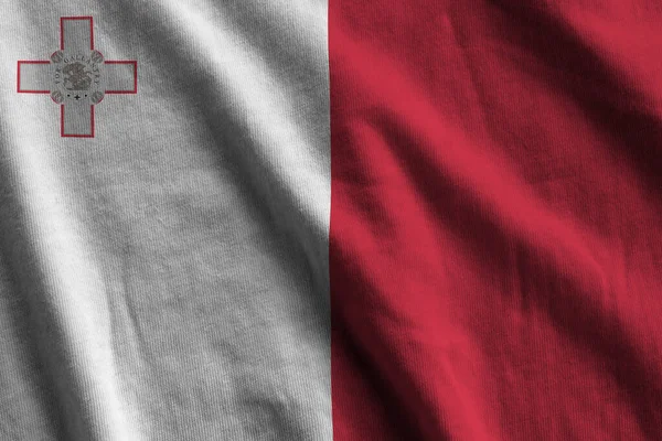 Maltská Vlajka Velkými Záhyby Vlnící Zblízka Pod Studiovým Světlem Uvnitř — Stock fotografie
