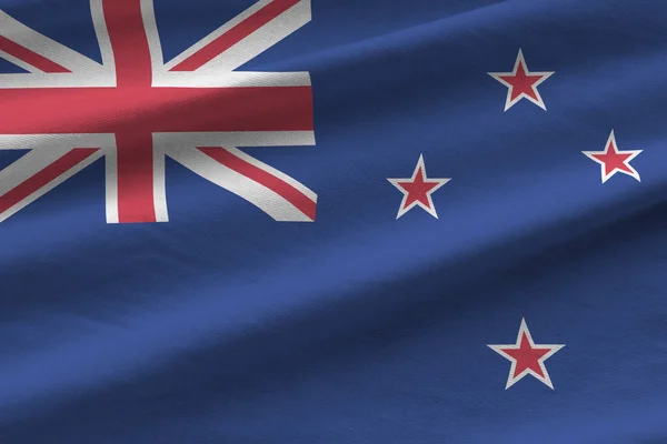 Büyük Kıvrımlı Yeni Zelanda Bayrağı Stüdyo Işıklarının Altında Sallanıyor Resmi — Stok fotoğraf