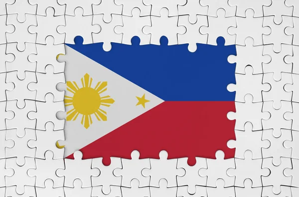 中央部が欠けている白いパズルピースの前にフィリピンの旗 — ストック写真