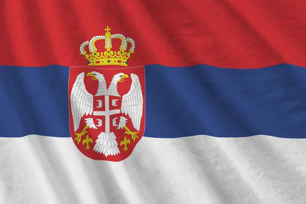 塞尔维亚国旗 巨大的褶皱在室内的工作室灯光下摇曳着 织物横幅中的官方符号和颜色 — 图库照片
