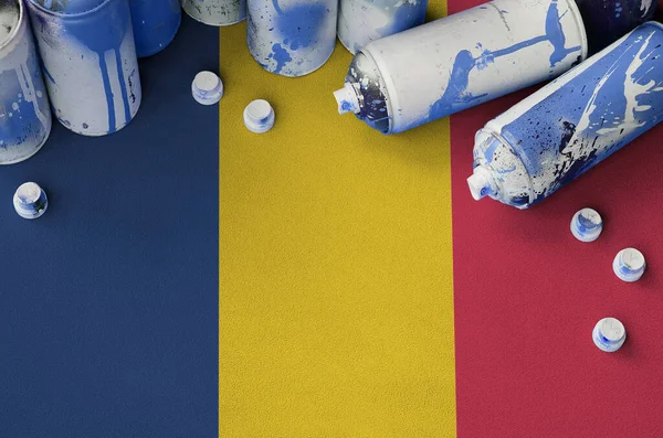 Tschad Flagge Und Nur Wenige Benutzten Spraydosen Für Graffiti Malerei — Stockfoto