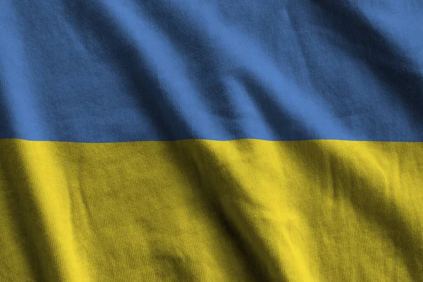 Ucraina Bandiera Con Grandi Pieghe Sventolando Vicino Sotto Luce Studio — Foto Stock
