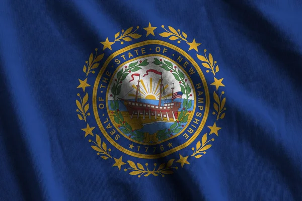 Прапор Штату Нью Гемпшир Великими Складками Махають Під Освітленням Студії — стокове фото
