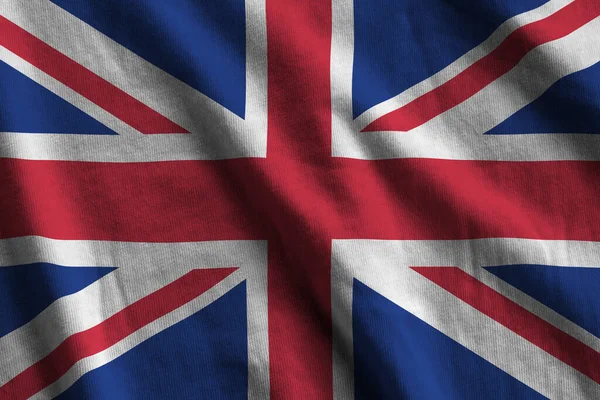 在室内的演播室灯光下 飘扬着巨大的英国国旗和巨大的褶皱 织物横幅中的官方符号和颜色 — 图库照片