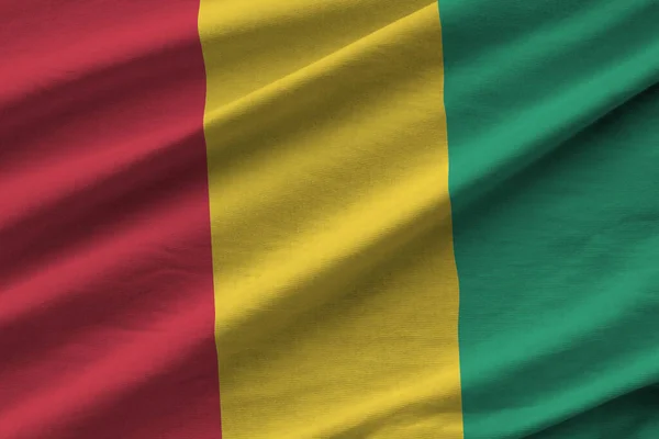 Bandera Guinea Con Grandes Pliegues Ondeando Cerca Bajo Luz Del — Foto de Stock