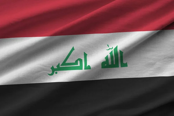 Bandeira Iraque Com Grandes Dobras Acenando Perto Sob Luz Estúdio — Fotografia de Stock