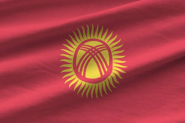 Bandera Kirguistán Con Grandes Pliegues Ondeando Cerca Bajo Luz Del —  Fotos de Stock