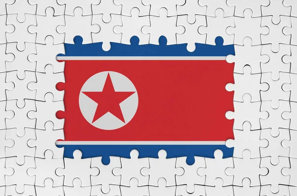 Beyaz Yapboz Parçaları Çerçevesinde Kuzey Kore Bayrağı Eksik Merkezi Parçalar — Stok fotoğraf