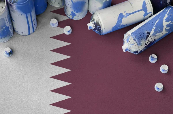 Katar Flagge Und Nur Wenige Benutzten Spraydosen Für Graffiti Malerei — Stockfoto