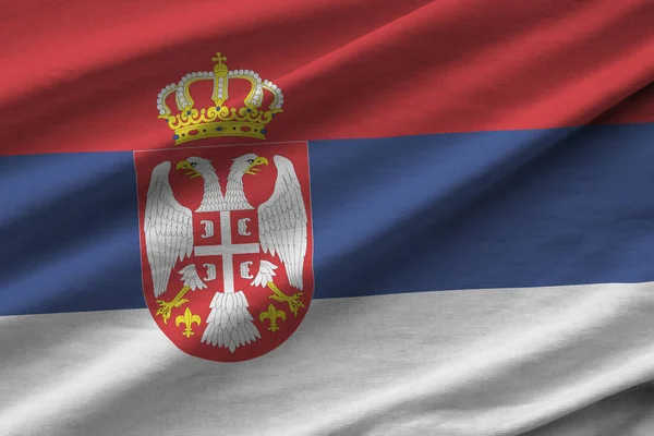塞尔维亚国旗 巨大的褶皱在室内的工作室灯光下摇曳着 织物横幅中的官方符号和颜色 — 图库照片