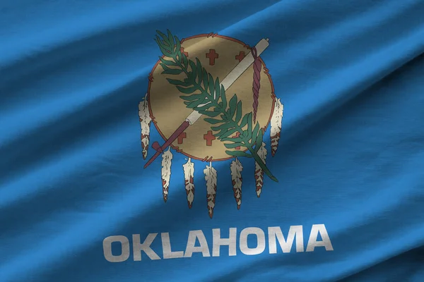 Oklahoma Amerikaanse Staatsvlag Met Grote Plooien Zwaaien Close Onder Studio — Stockfoto