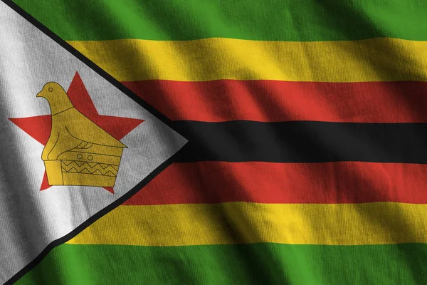 Zimbabwe Bandiera Con Grandi Pieghe Sventolando Vicino Sotto Luce Studio — Foto Stock