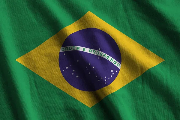 スタジオの照明の下で近くに手を振る大きな折り目のブラジルの旗室内 ファブリックバナーの公式シンボルと色 — ストック写真
