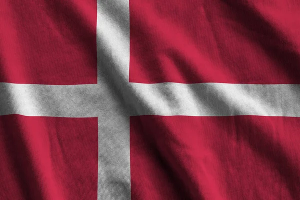 Данський Прапор Великими Складками Розмахуючи Під Освітленням Студії Приміщенні Офіційні — стокове фото